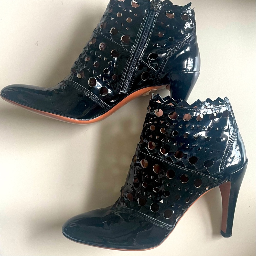 Azzedine Alaia Black laser cut  Patent Booties sz 37. NWOT